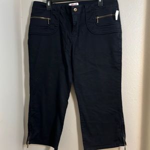 #138Xhilaration Capri pants  black size 17 97% cotton 3% spandex